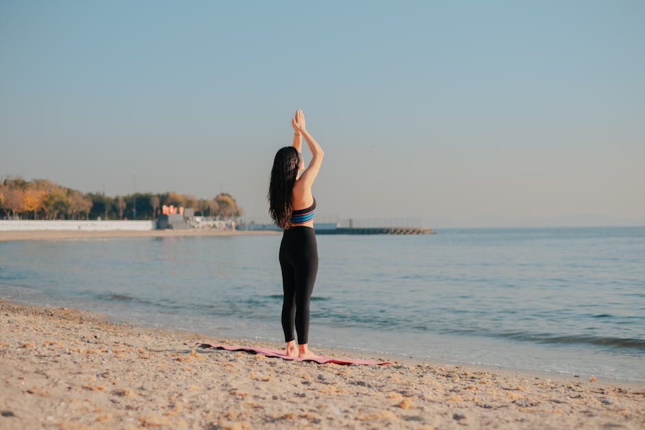 Doğal bir ortamda meditasyon yapan bir grup insan